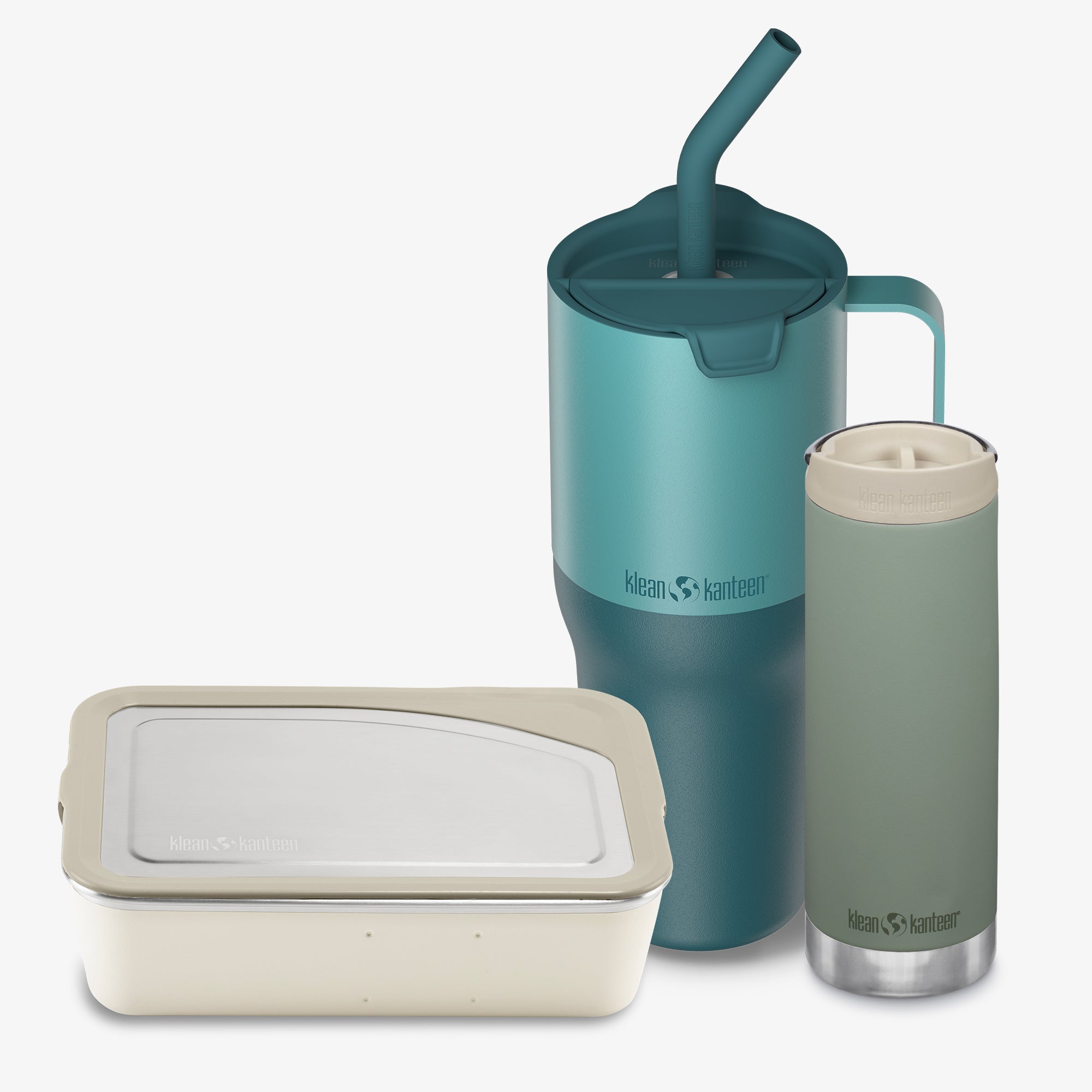 Two insulated containers with a straw lid and a regular lid on a white background