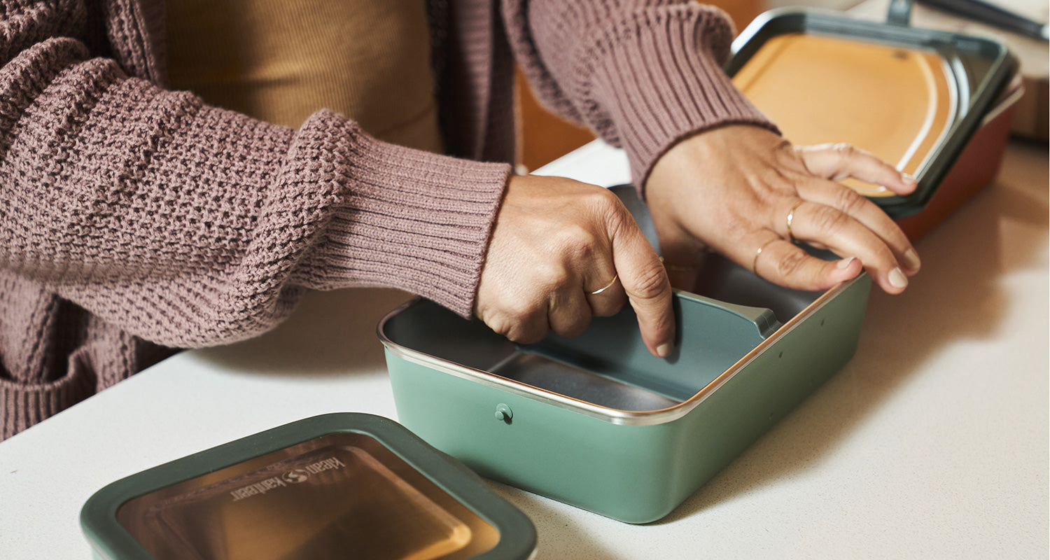 Steel meal box with dividers